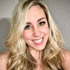 Keri Loy's Instagram, Twitter & Facebook