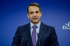 Πολύ τρυφερός με την κόρη του ο Κυριάκος Μητσοτάκης μετά τη λειτουργία στο Φανάρι (φωτό) | eirinika.gr