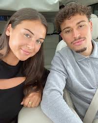 Андрей Меркин a X: "Ларссон завтракает с Bianca Waller.  https://t.co/ml7KH112Na"