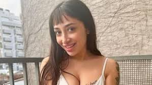 Es la entrenadora del expresidente de Independiente Ducantenzeiler y sus  fotos en microbikini son furor en Instagram