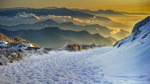 台灣真的好美好美攝影師童柏森在臉書分享自己拍攝照片 提到他今年3月26日時 在合歡山主峰往玉山方向拍下這張如夢似幻的照片 雪景搭上層層山峰 配上天空的昏黃 讓人驚嘆真的太美了 照片授權 童柏森