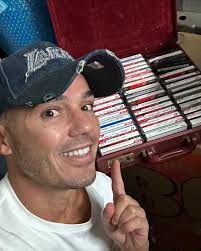 𝗦𝗨𝗡𝗗𝗔𝗬 𝗦𝗧𝗢𝗥𝗔𝗚𝗘 𝗨𝗡𝗜𝗧 𝗦𝗘𝗦𝗦𝗜𝗢𝗡𝗦 🫣❤️ Dropped into my  storage unit and took a trip down memory lane….. 🔴 1. The Converse  sneakers I wore for the Wildcard Show