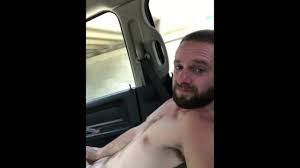 Andando em um carro pelado. Mostrando um caminhoneiro. Acariciando.