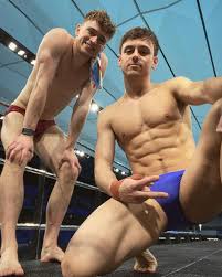 現年27歲的英國「跳水王子」tom daley 與23歲的搭擋 matty lee 在東京奧運26日的男子雙人高台跳水項目中奪得冠軍，贏得了人生中的第一面奧運金牌。 tom daley在奪金之後更是對鏡頭喊話：「我是世界奧運冠軍，我以身為同志為榮!」此一發言瞬間圈了無數粉絲，更有網友留言回應：「不，是同志以你為榮! Gpvyyeqm3qpjfm