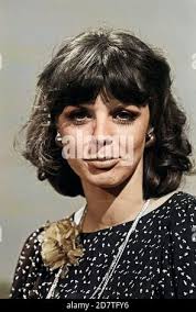 Alida Fischer, später Gundlach, deutsche Autorin und Moderatorin, in einer  Boutique in Hamburg, Deutschland um 1976. German author and TV presenter Alida  Fischer, later Gundlach, at a clothing store in Hamburg, Germany