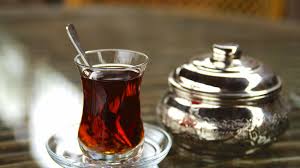 في اليابان ، يعتبر تقديم الشاي فنًا وانضباطًا روحيًا. ØªÙØ³ÙŠØ± Ø¥Ø¹Ø¯Ø§Ø¯ Ø§Ù„Ø´Ø§ÙŠ ÙÙŠ Ø§Ù„Ù…Ù†Ø§Ù…