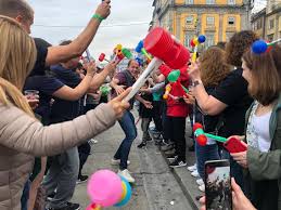O dia de são joão é celebrado em 24 de junho, por ser a data tradicionalmente atribuída ao nascimento de joão batista. A Festa Do Sao Joao No Porto Em Imagens Fotografias Sabado