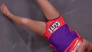 Tipa asta avea pantalonii scurti atat de stramti incat ii ieseau in evidenta toate partile intime. The Curse Of Ufc Camel Toe The Wardrobe Malfunction Plaguing Mma Women Daily Star