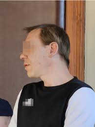 Bił i kopał 5 latkę. Polewał zimną wodą, wpychał jedzenie i papier do ust,  rzucał puszkami po piwie. Kazał również jeść wymiociny czy stać godzinami  pod ścianą. Ruszył proces w sprawie o