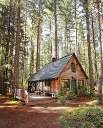 Passez vos vacances au camping de l'orée du bois. Survie Outdoor Camping Survivalisme Vivre En Autarcie Nature Voyage Foret Sauvage Explorer Baroudeur Feu De Chalet Rustique Petite Maison Bois Maison Rustique