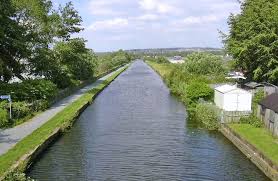 A burnley, invece di utilizzare due serie di chiuse per attraversare la bassa valle di calder , whitworth ha progettato il burnley embankment , un terrapieno lungo 1.350 iarde (1.234 m) e alto fino a 60 piedi (18 m). Burnley Embankment Amusing Planet