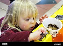 Slot machine gamble girl immagini e fotografie stock ad alta risoluzione