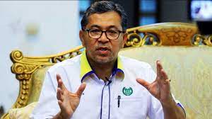 Menteri besar perlis, datuk seri azlan man, dipecat daripada umno, berkuat kuasa hari ini. Tunggakan Hampir Setengah Juta Menteri Besar Perlis Suruh Pfa Selesaikannya Sendiri