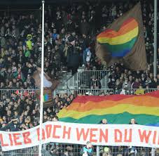 Der flitzer mit der regenbogenfahne. Homosexualitat So Kampfen Schwule Fanclubs Fur Mehr Toleranz Welt