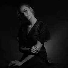 كلمات الأغنية من التراث الجزائري التونسي و تتطرق لقصة فتاة هجرها حبيبها و فضل الزواج بغيرها ، و قد حافظت شيرين اللجمي على اللحن الأصلي، مع إدخال بعض التغيير على الإيقاع و الموسيقى.و كانت الفنانة قد نشرت مقاطع من فيديو كليب الأغنية عبر عدد من مواقع التواصل الاجتماعي ، على. Ø´ÙŠØ±ÙŠÙ† Ø§Ù„Ù„Ø¬Ù…ÙŠ ØªØ±Ø¯ Ø¹Ù„Ù‰ Ù…Ù†ØªÙ‚Ø¯ÙŠ Ø¹Ù„Ø§Ø´ Ù†Ù„ÙˆÙ… Et Ø¨Ø§Ù„Ø¹Ø±Ø¨ÙŠ