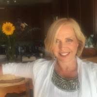 Hay cosas que llegan tarde… pero llegan! Después de 4 años de defender mi  tesis doctoral en plena pandemia, al fin la ceremonia de título!  Oficialmente Doctora en Management ☺️ Gracias Hugh