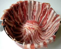 A l'aide de 2 pics en bois, piquez les cailles et le lard afin que ce dernier ne s'enlève pas. Farcement