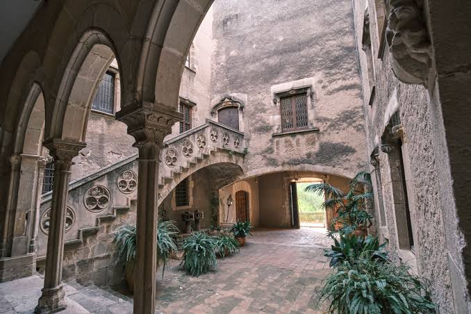 Patio interior de la Torre Pallaresa, generada por IA