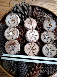 35 Ideen Zum Basteln Mit Holzscheiben Kreativ Und Naturnah Zu Weihnachten Dekorieren Wohnideen Und Dekoration Basteln Mit Holzscheiben Basteln Weihnachten Baumschmuck Holz Basteln Weihnachten