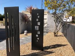 Idee De Realisation Avec Les Totems Aie Ardoises Photo Sema Paysage Decoration Jardin Exterieur Decor Exterieur Douche De Jardin