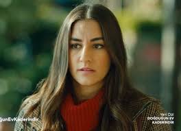 Bölümde zeynep karakterinin giydiği tayt nike ve ayakkabı pull & bear markadır. Dogdugun Ev Kaderindir Oyunculari Karakterleri Ve Kadrosu