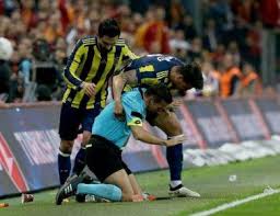 حول جمهور نادي غلطة سراي التركي ملعب ترك تيليكوم إلى ما يشبه ساحة حرب حين أشعل الآلاف مفرقعات نارية، خلال تدريبات لفريقهم قبل مواجهة فنربخشة في ديربي مدينة. Ù†Ø§Ø¯ÙŠ ØºÙ„Ø·Ø© Ø³Ø±Ø§ÙŠ Ø§Ù„Ø®Ù„ÙŠØ¬ Ø£ÙˆÙ†Ù„Ø§ÙŠÙ†