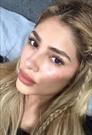 La espectacular actriz, cantante, activista y ahora boxeadora Gala Montes,  se subió al pesaje para su combate de mañana comiendo pizza 🍕 Ahora tiene  una ventaja de más de 12 kilos frente