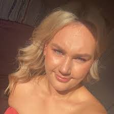 Amanda Veenstra's Instagram, Twitter & Facebook