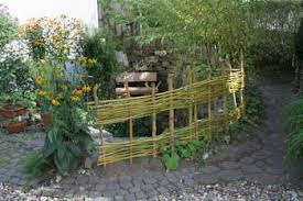 Natur Und Abenteuerschule Weidenbauten Hinterhof Garten Kleine Hinterhofgarten Hintergarten