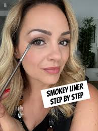 Trucco che alza lo sguardo