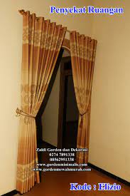 Tirai adalah atribut penting dari interior pribadi, apa pun gaya desainnya. Gambar Model Gorden Pintu Rumah Minimalis Shreenad Home