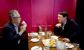어떤 사람들은 이 사람이 방송인이 아닌가 착각하여 싸인을 해달라거나 사진을 같이 찍자고 하는가 하면, 어떤 사람들은 이 사람을 국회의원으로 착각하여 의원님이라고 부르기도 합니다. Kpypy D1edhp2m