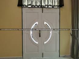 Pintu utama rumah dan interior. Pintu Reddiamondhouse