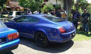 Maju mundur maju mundur sambil tetap menatapku. Geng Master Wan Tumpas 10 Kereta Curi Ditemui