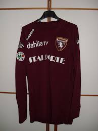 Un traje granate con un cuello abotonado blanco muy retro y puños blancos. Torino Home Football Shirt 2009 2010 Sponsored By Italporte