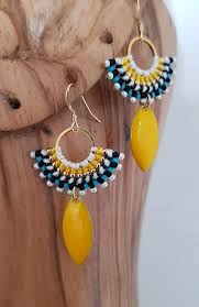 Lots de perle de rocaille, éventuellement des tubes, une pince crocodile, du fil de nylon formez la boucle. Diy Boucles D Oreilles Pendantes Menton En Perles De Rocailles Et Noe En 2020 Boucles D Oreilles Pendantes Boucles D Oreilles En Macrame Boucles D Oreilles Faites Main