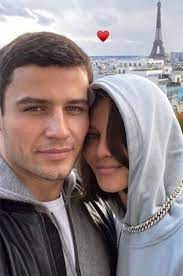 Для церемонии алеся кафельникова выбрала сдержанное платье в пол молочного оттенка и утонченные туфли. Alesya Kafelnikova Rasskazala O Romane S Georgiem Petrishinym I Otnosheniyah S Faraonom Spletnik