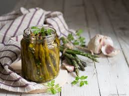 Gli asparagi selvatici sott'olio sono molto semplici da preparare: Gli Asparagi Sott Olio Sono Facili Da Preparare E Molto Gustosi Ottimi Sia Come Contorno Che Come Antipasto Provare Per Credere Asparagi Olio Conserve