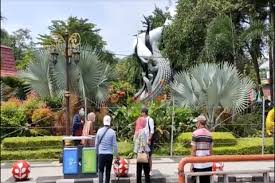 Di surabaya, ada banyak spot foto yang kece tetapi jarang didatangi orang. Libur Nataru Kebun Binatang Surabaya Jadi Favorit Warga Di