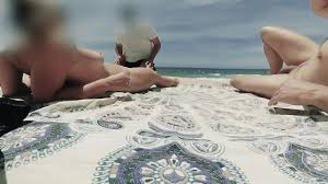 Un inconnu me met de la crème, montre sa bite. Mon copain le jette dehors