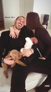 Isim kontenjanından direk juventus'ta oynamayı kazanmış futbolcudur. Footballers Wags Kids Leonardo Bonucci And His Wife Martina With Baby