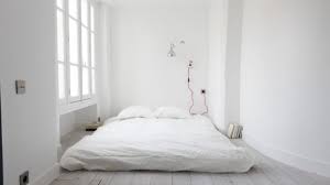 Memiliki kamar tidur yang indah bukan berarti kamu harus mendekorasi dengan banyak hal. 27 Desain Kamar Tidur Sempit Yang Sederhana Dan Minimalis