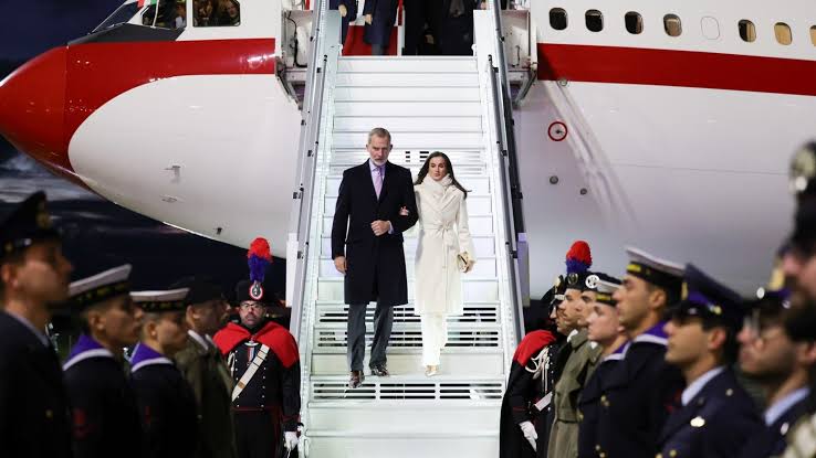 El avión en el que viajan Felipe y Letizia: habitaciones y una sala de  reuniones - Infobae