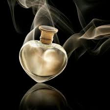 Per semplificare l'orientamento e la scelta, le eau de toilette e le eau de parfum sono classificate in categorie a seconda del tipo e della marca. Profumo Di Donna Home Facebook