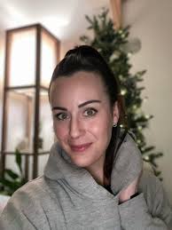 When life holds you in a fist, ease yourself out