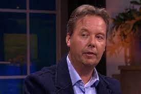 Afgang frank de boer door bas van thiel | maandag 28 juni om 09:19 net als johan derksen is ook sportjournalist valentijn driessen vernietigend over frank de boer, na de verloren wedstrijd van het nederlands elftal tegen tsjechië: De Mediaman 12 Valentijn Driessen Haaglanden Voetbal