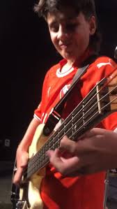 Aluno Kevin dando um trato fino na música da apresentação do dia 17/8