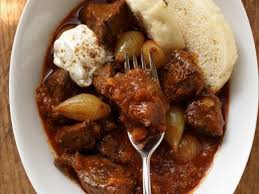 Gulasch Mit Hefeknodel Und Sauerrahm Rezept Rezepte Gulasch Sauerrahm