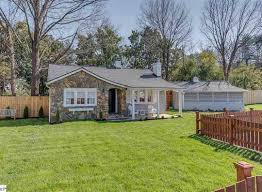 Small House Charm On Instagram 206 Rose Ln Landrum Sc 3 Br 2 Ba 1 004 Sq Ft So Sorry For The Lack Of Posts Thi Small House Home And Family House Search