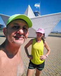 Caminata regenerativa, descanso activo. Después del fondo de ayer y  aprovechando el feriado, caminamos 8k con @mamu.run bordeando el Paraná, en  una mañana como mucho calor 🥵 Las claves de hoy, hidratación,